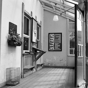 857678 Interieur van het N.S.-station Barneveld Dorp te Barneveld: vestibule met loketbalie. Links het gedenkteken voor ...